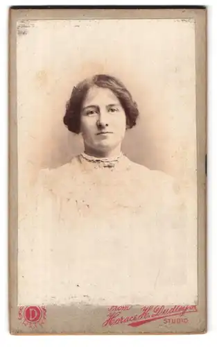 Fotografie Horace H. Dudley, Worcester, 46, Broad St., Portrait junge Dame in hübscher Kleidung