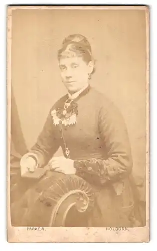 Fotografie W. G. Parker, Holborn, 40, High Holborn, Portrait bürgerliche Dame mit Büchlein in der Hand