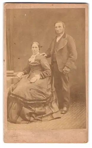 Fotografie Sinclair & Co., London, 70, Euston Rd., Portrait bürgerliches Paar in hübscher Kleidung