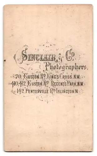 Fotografie Sinclair & Co., London, 70, Euston Rd., Portrait bürgerliches Paar in hübscher Kleidung