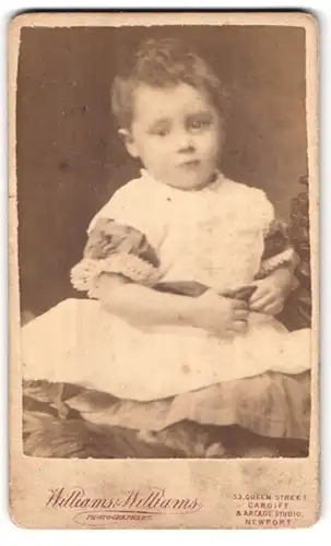Fotografie Williams & Williams, Cardiff, 53, Queen Street, Portrait kleines Mädchen im hübschen Kleid