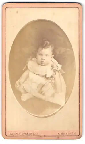 Fotografie Hooper Turner & Co., London-EC, 3, Cheapside, Portrait süsses Kleinkind im Kleid mit nackigen Füssen
