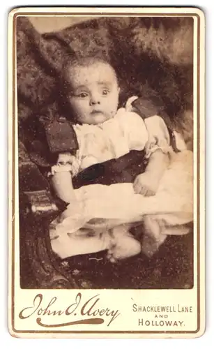 Fotografie John J. Avery, Kingsland-NE, 12, Schacklewell Lane, Portrait süsses Baby im Kleid mit nackigen Füssen