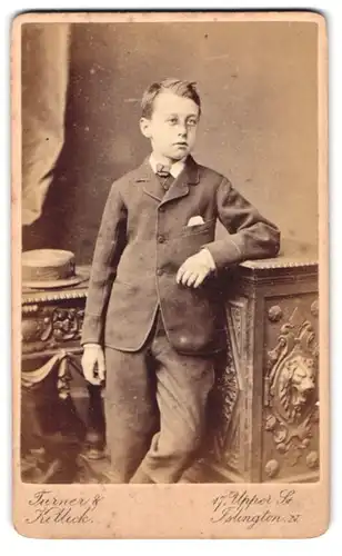 Fotografie Turner & Killick, Islington-N, 17, Upper St., Portrait hübscher Knabe in modischer Kleidung