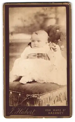 Fotografie J. Hubert, Hackney, 238, Mare St., Portrait süsses Baby im weissen Kleid