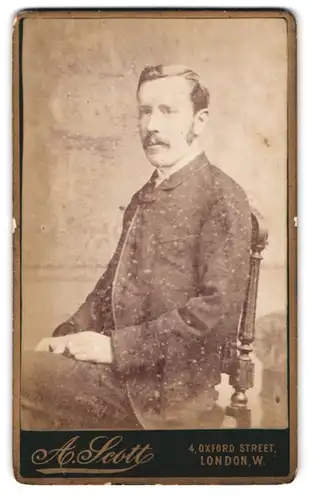 Fotografie Augustus Scott, London-W, 4, Oxford Street, Portrait modisch gekleideter Herr mit Oberlippenbart
