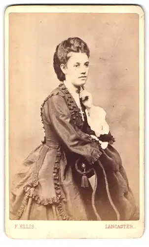 Fotografie F. Ellis, Lancaster, Portrait junge Dame in festlicher Kleidung