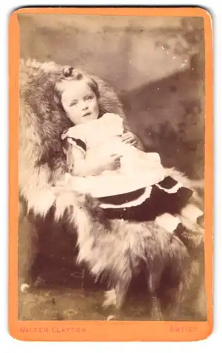 Fotografie Walter Clayton, Leicester, Portrait kleines Mädchen im modischen Kleid
