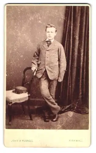 Fotografie John B. Russell, Kirkwall, King Street, Portrait junger Mann im Anzug mit Krawatte