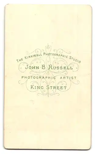 Fotografie John B. Russell, Kirkwall, King Street, Portrait junger Mann im Anzug mit Krawatte