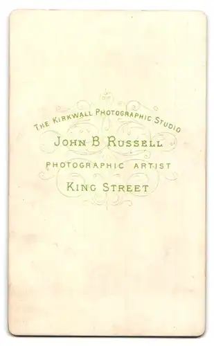 Fotografie John B. Russell, Kirkwall, King Street, Portrait junge Dame im modischen Kleid