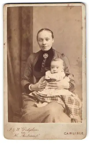 Fotografie J. & W. Dodgshon, Carlisle, Lowther Street, Portrait bürgerliche Dame mit Kleinkind auf dem Schoss