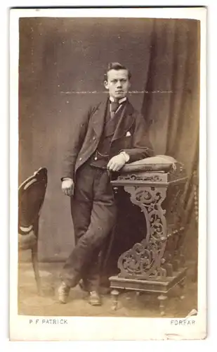 Fotografie P. F. Patrick, Forfar, Portrait junger Mann in modischer Kleidung