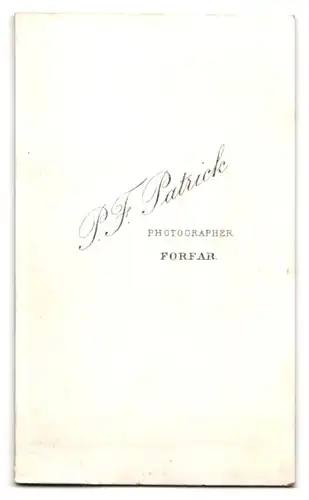 Fotografie P. F. Patrick, Forfar, Portrait junger Mann in modischer Kleidung