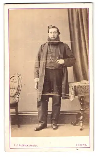 Fotografie P. F. Patrick, Forfar, Portrait modisch gekleideter Herr mit Backenbart
