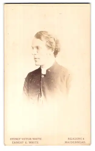 Fotografie Sydney Victor & Ernest E. White, Reading, Portrait Geistlicher im Talar