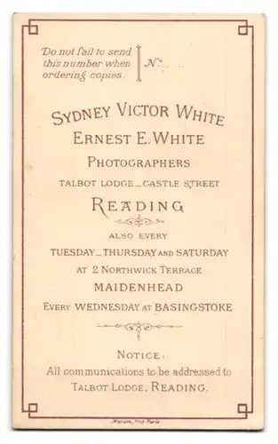 Fotografie Sydney Victor & Ernest E. White, Reading, Portrait Geistlicher im Talar