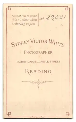 Fotografie Sydney Victor White, Reading, Portrait junge Dame im hübschen Kleid