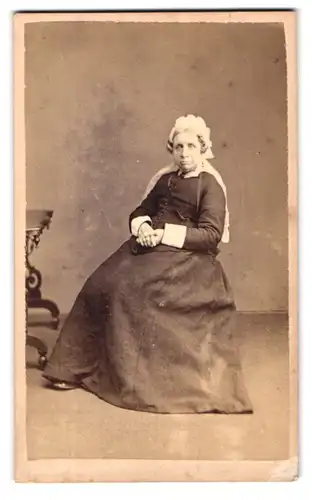 Fotografie W. Mc Lean, Hunstanton, Portrait ältere Dame mit Haube in hübscher Kleidung