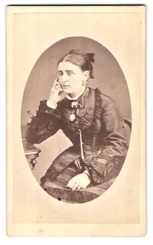 Fotografie W. Mc Lean, Hunstanton, Portrait hübsch gekleidete Dame mit aufgestütztem Kopf