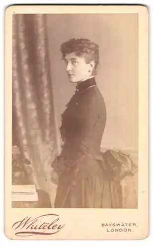 Fotografie William Whiteley, London-W, 31 to 61 Westbourne Grove, Portrait junge Dame in modischer Kleidung