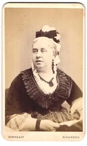 Fotografie Byrne & Co., Richmond, Hill Street, Portrait ältere Dame mit Haube und Halskette