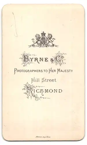 Fotografie Byrne & Co., Richmond, Hill Street, Portrait ältere Dame mit Haube und Halskette