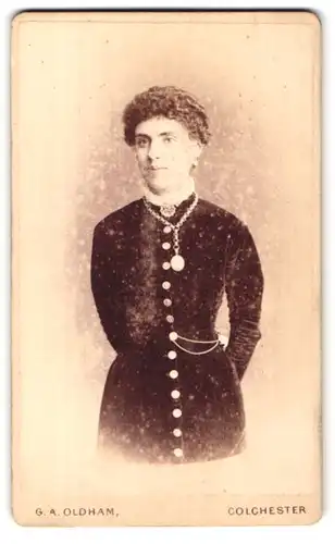 Fotografie G. A. Oldham, Colchester, 11, Queen St., Portrait junge Dame im Samtkleid mit Amulett