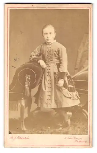 Fotografie B. J. Edwards, London-Hackney, 6, The Grove, Portrait kleines Mädchen im modischen Kleid