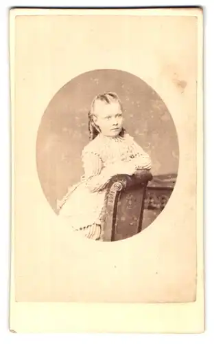 Fotografie Alfred Harman`s, Peckham, Portrait kleines Mädchen im hübschen Kleid