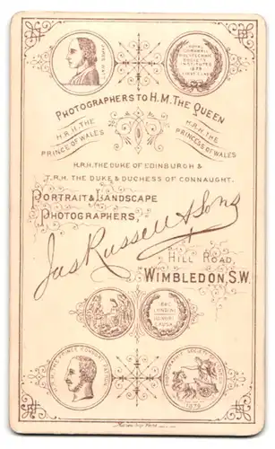 Fotografie Russell & Sons, Wimbledon-SW, Hill Road, Portrait bürgerliche Dame mit zurückgebundenem Haar