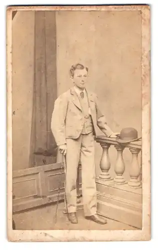 Fotografie unbekannter Fotograf und Ort, Portrait junger Mann im Anzug mit Stock