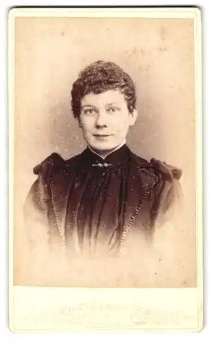 Fotografie Augustus W. Wilson & Co., Kingsland, 13 F, Dalston Lane, Portrait junge Dame im bestickten Kleid