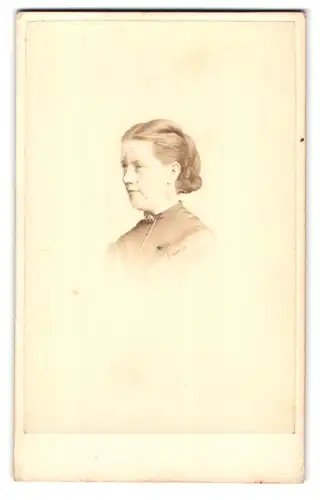 Fotografie Herbert Watkins, London, 215, Regent Street, Portrait junge Dame mit zeitgenössischer Frisur