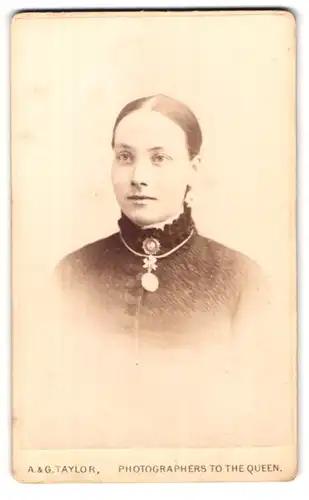 Fotografie A. & G. Taylor, London-EC, 70 & 78, Queen Victoria Street, Portrait junge Dame mit Kragenbrosche und Amulett