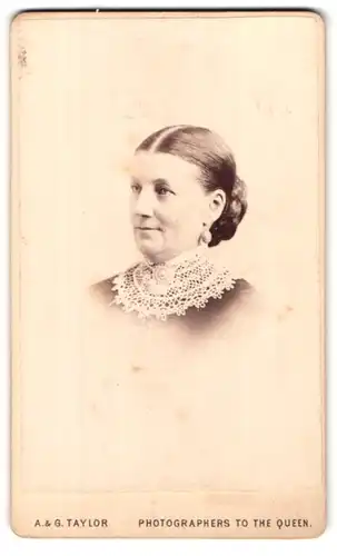 Fotografie A. & G. Taylor, London-EC, 70 & 78, Queen Victoria Street, Portrait bürgerliche Dame mit Spitzenkragen