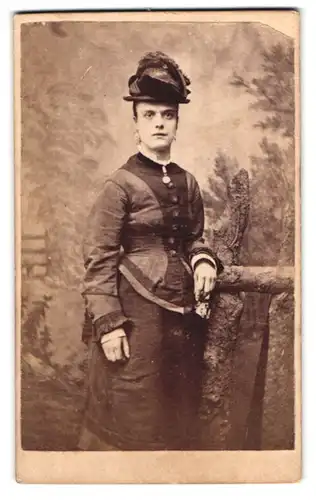 Fotografie A. & J. Bool, Pimlico-SW, 86, Warwick Street, Portrait junge Dame in modischer Kleidung