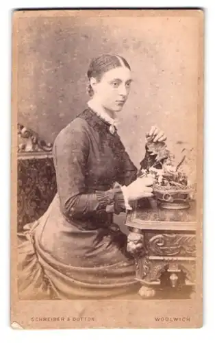 Fotografie Schreiber & Dutton, Woolwich, 101, Wellington Street, Portrait junge Dame im Kleid
