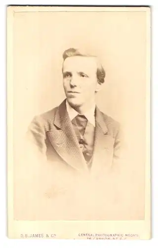 Fotografie D. B. James & Co., London-EC, 76, Cannon Street, Portrait junger Herr im Anzug mit Krawatte