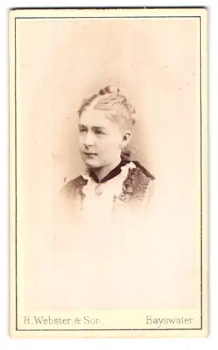 Fotografie H. Webster & Son, Bayswater, Albert Terrace, Portrait junge Dame mit hochgestecktem Haar