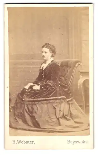 Fotografie H. Webster & Son, Bayswater, Albert Terrace, Portrait junge Dame in festlicher Kleidung