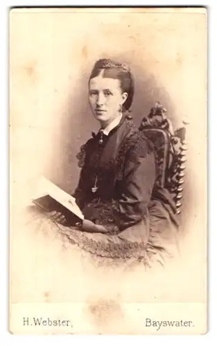 Fotografie H. Webster & Son, Bayswater, Albert Terrace, Portrait hübsch gekleidete Dame mit Buch