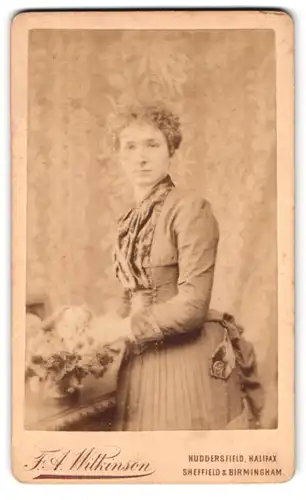 Fotografie F. A. Wilkinson, Huddersfield, Byram Arcade, Portrait junge Dame in modischer Kleidung