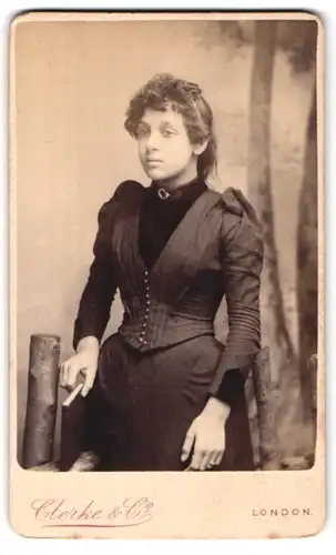 Fotografie Clerke & Co., London-Stamford Hill, 15, High Street, Portrait modisch gekleidete Dame mit Buch
