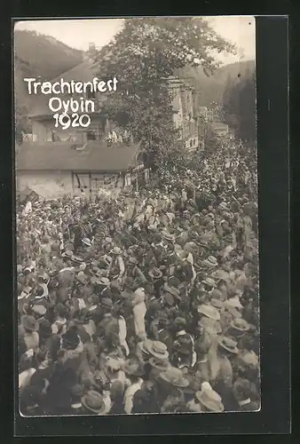 Foto-AK Oybin, Trachtenfest 1920, Menschenauflauf an der Strasse mit Geschäften