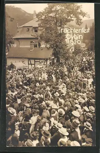 Foto-AK Oybin, Trachtenfest 1920, Menschenauflauf an der Strasse mit Geschäften