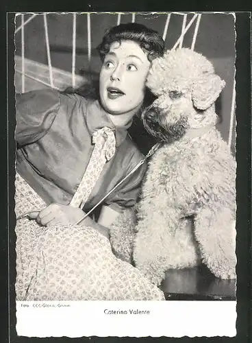 AK Musikerin Caterina Valente mit ihrem Hund