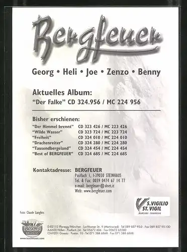 AK Musiker der Band Bergfeuer vor einem Felsen, Autogramme