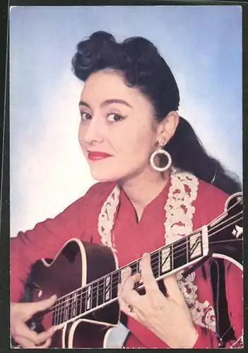 AK Musikerin Caterina Valente mit Gitarre