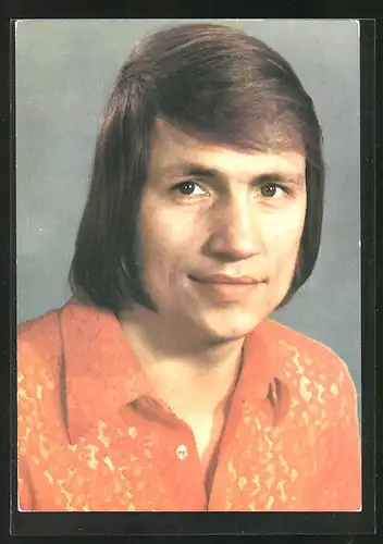 AK Musiker Andreas Holm in rotem Hemd